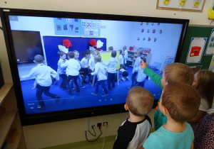 15 Dzieci oglądaja na monitorze występ starszaków